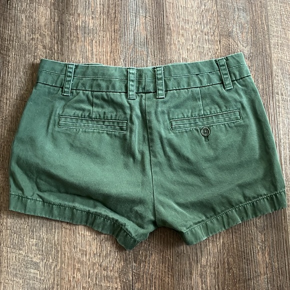 EUC J CREW Factory Shorts Womens 00 Green Chino Mid Rise Cotton 3” Inseam - Picture 2 of 4